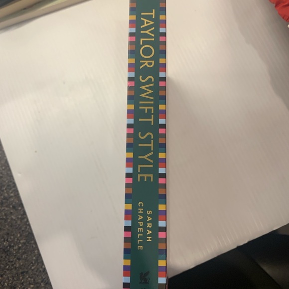 Taylor Swift Style Book - Picture 6 of 6